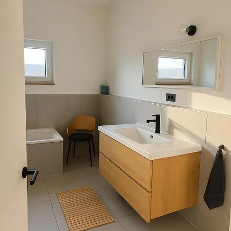 Апартаменты Moderne Doppelhaushaelfte Mit 3 Schlafzimmern Nahe Scharmuetzelsee - Perfekt Fuer Urlaub & Laengere Aufenthalte *